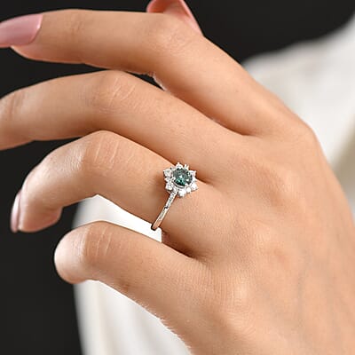 Luxuriant Lab Grown Green and White Diamond SI 1.00 ctw Ring in Rhodium Over Sterling Silver (Size 6.0)