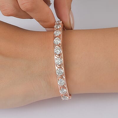 EverTrue Moissanite 8.50 ctw Infinity Wave Bangle Bracelet in ION Plated RG Stainless Steel (6.50 In)