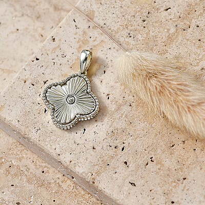 Luxoro Floral Pendant without Chain in 10K Green Gold 3.45 Grams