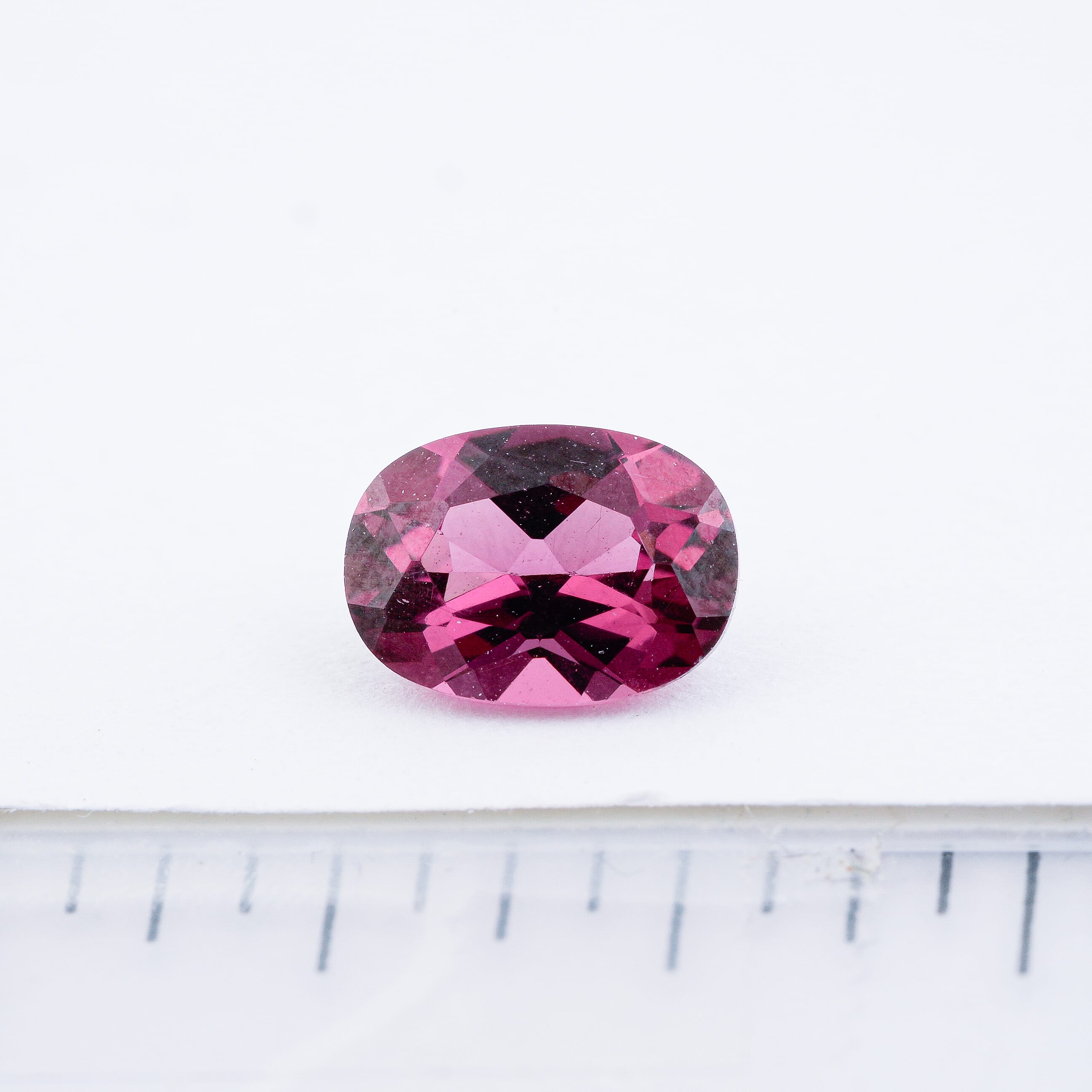 AAAA Usambara Color Change Garnet (Ovl 7x5 mm) 1.00 ctw