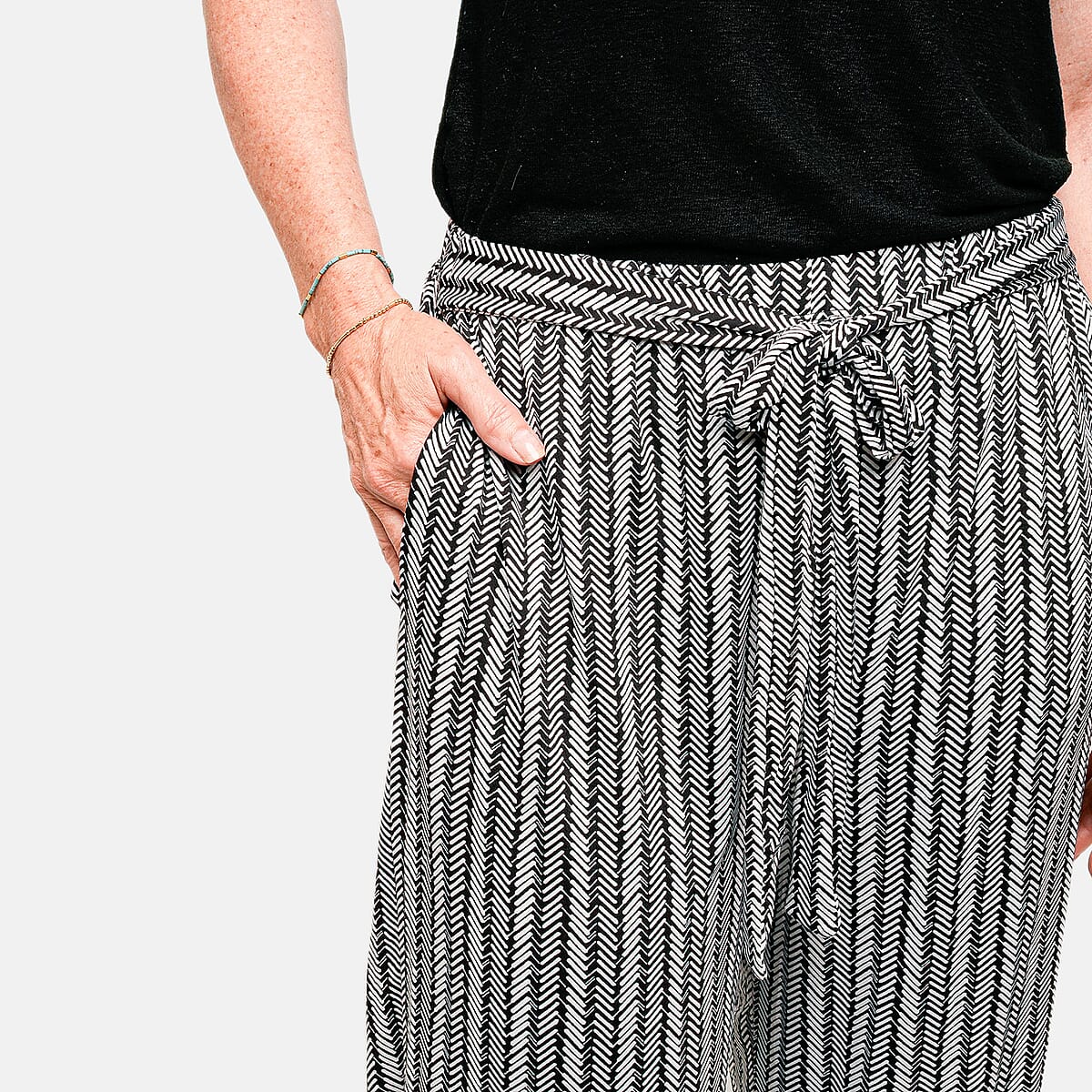Joi De Vivre Herringbone print 30 Black/Eggshell Pants with Sash and Pockets -L image number 4