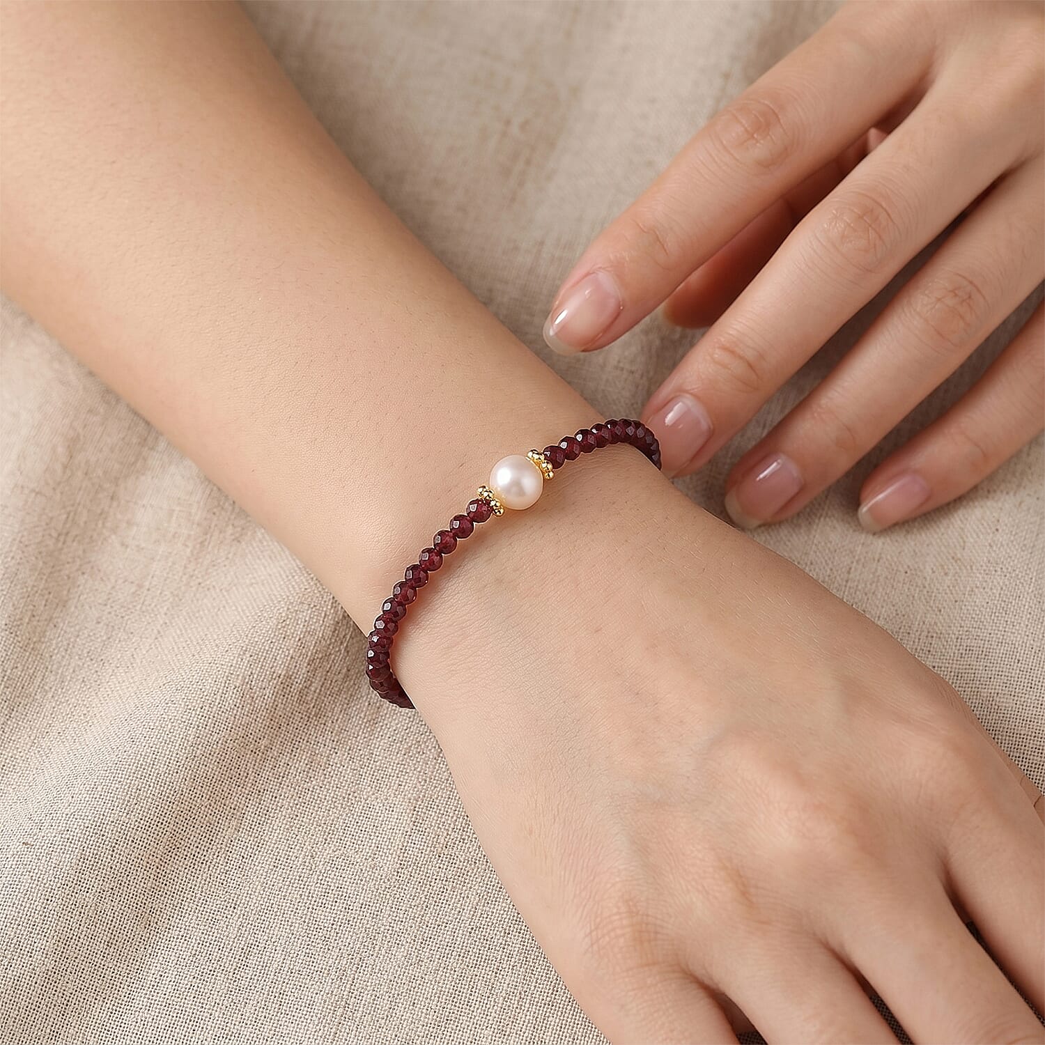 Red Garnet and Freshwater Pearl 2.00 ctw Strach Bracelet in Goldtone (6.5-8In)