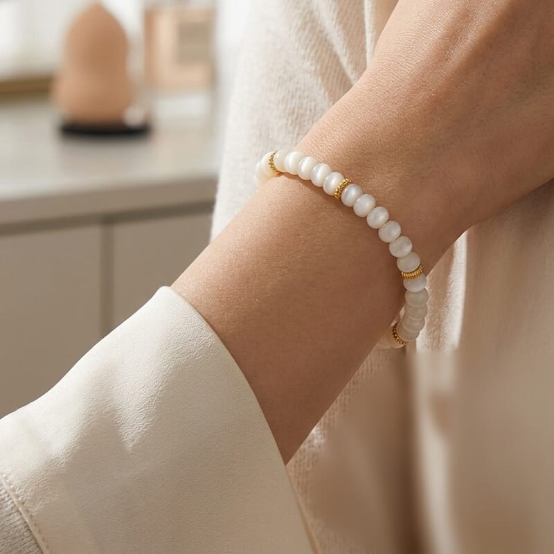 White Shell Pearl Strach Bracelet in Goldtone (6.75-8.75In)