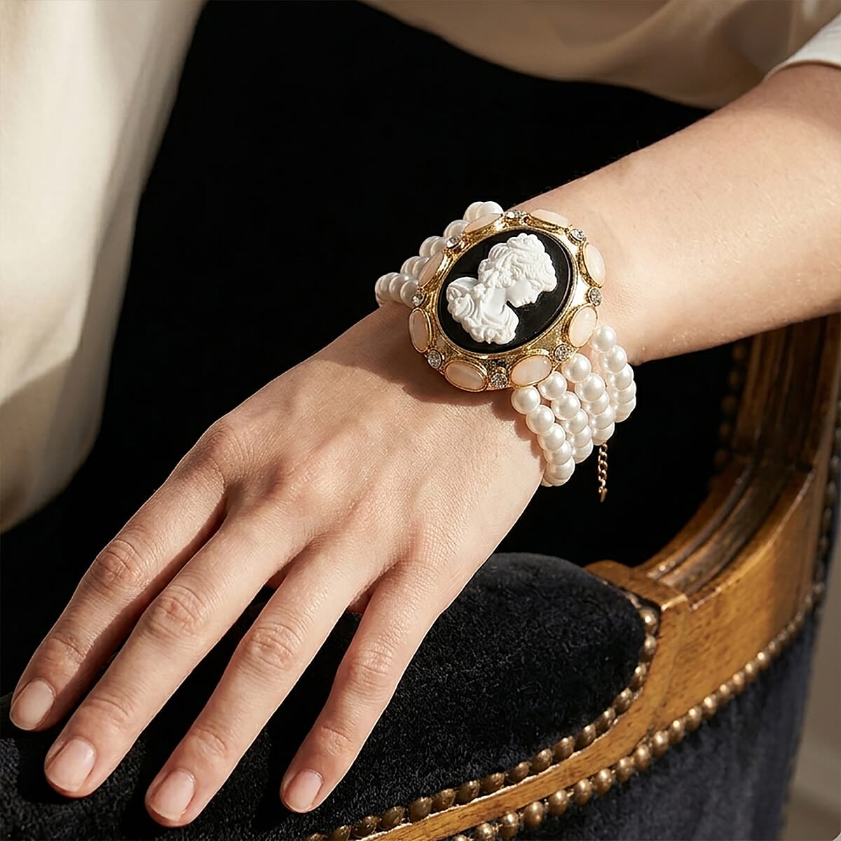 White Cameo and Multi Gemstone 3.00 ctw Bracelet in Goldtone (7-9In) image number 2