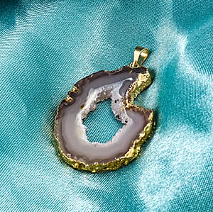 Texture Quartz Geode 25.00 ctw Pendant without Chain in Goldtone