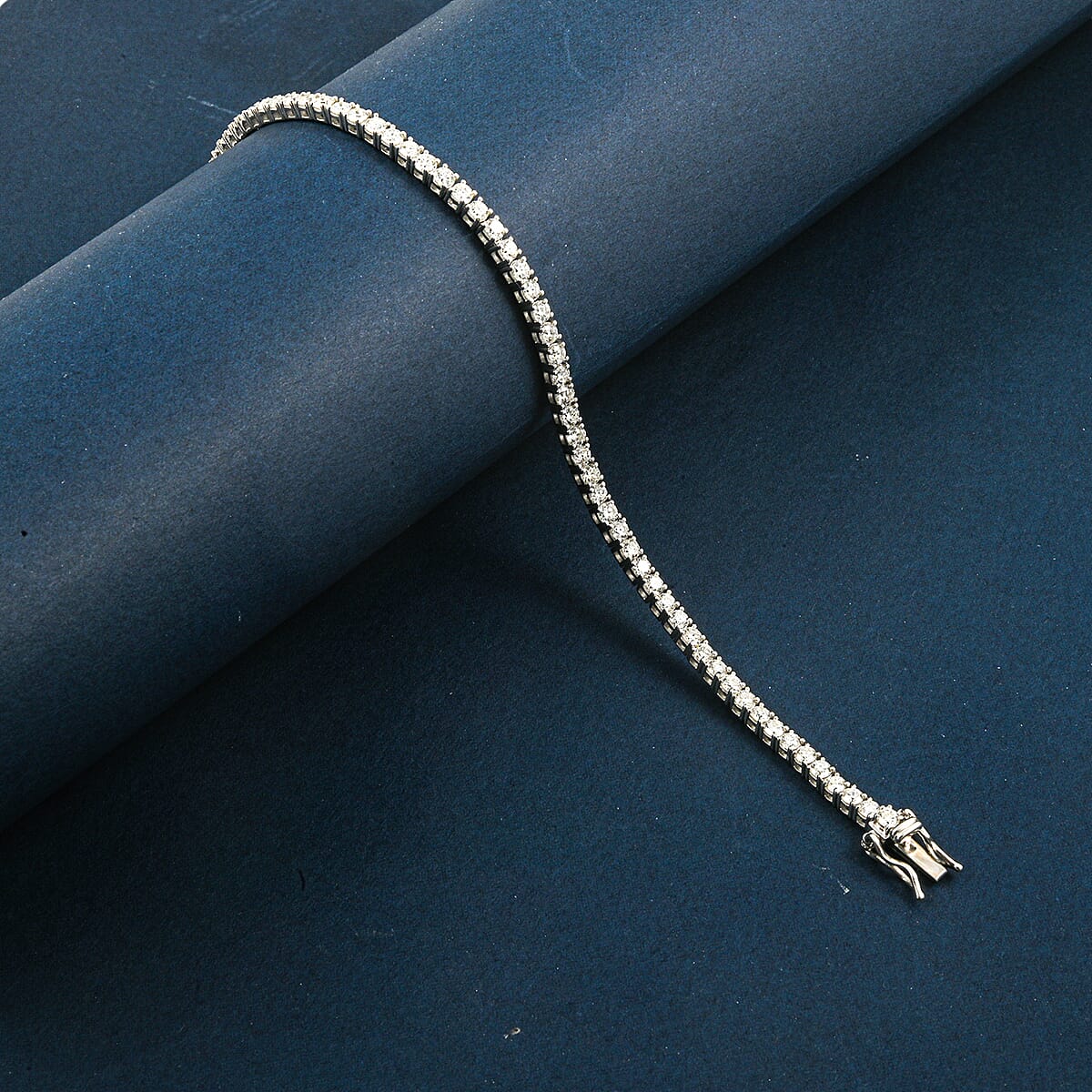 Mumbai Close Out Deal Luxuriant Lab Grown Diamond VS 4.00 ctw Tennis Bracelet in Sterling Silver (7.00 In) image number 1