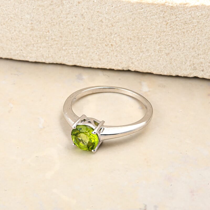 Hebei Peridot 0.85 ctw Solitaire Ring in Sterling Silver (Size 7.0)