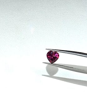 AAAA Usambara Color Change Garnet (Hrt 6 mm) 1.00 ctw