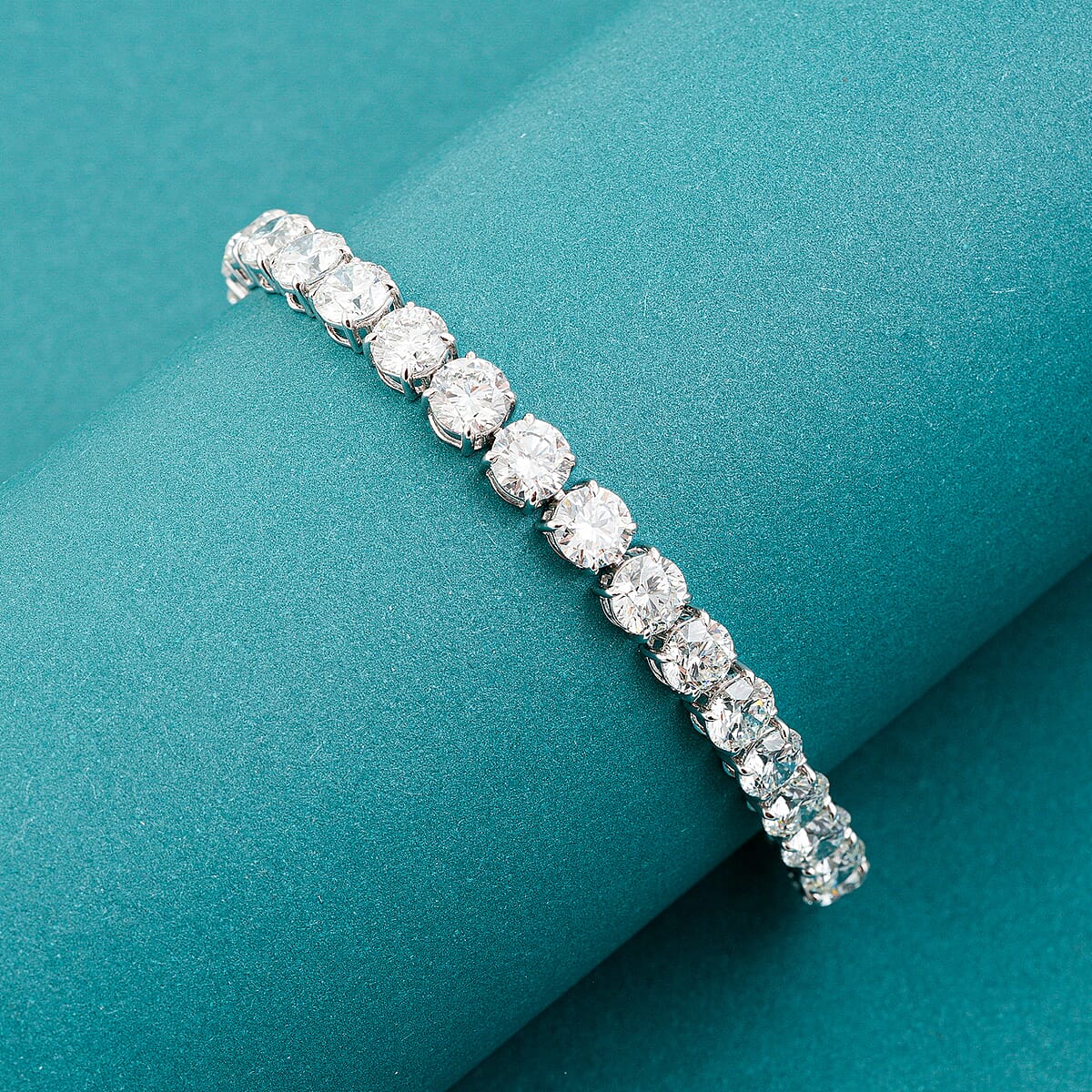 Luxuriant Lab Grown Diamond SI 20.20 ctw Tennis Bracelet in Sterling Silver (8.00 In) image number 1