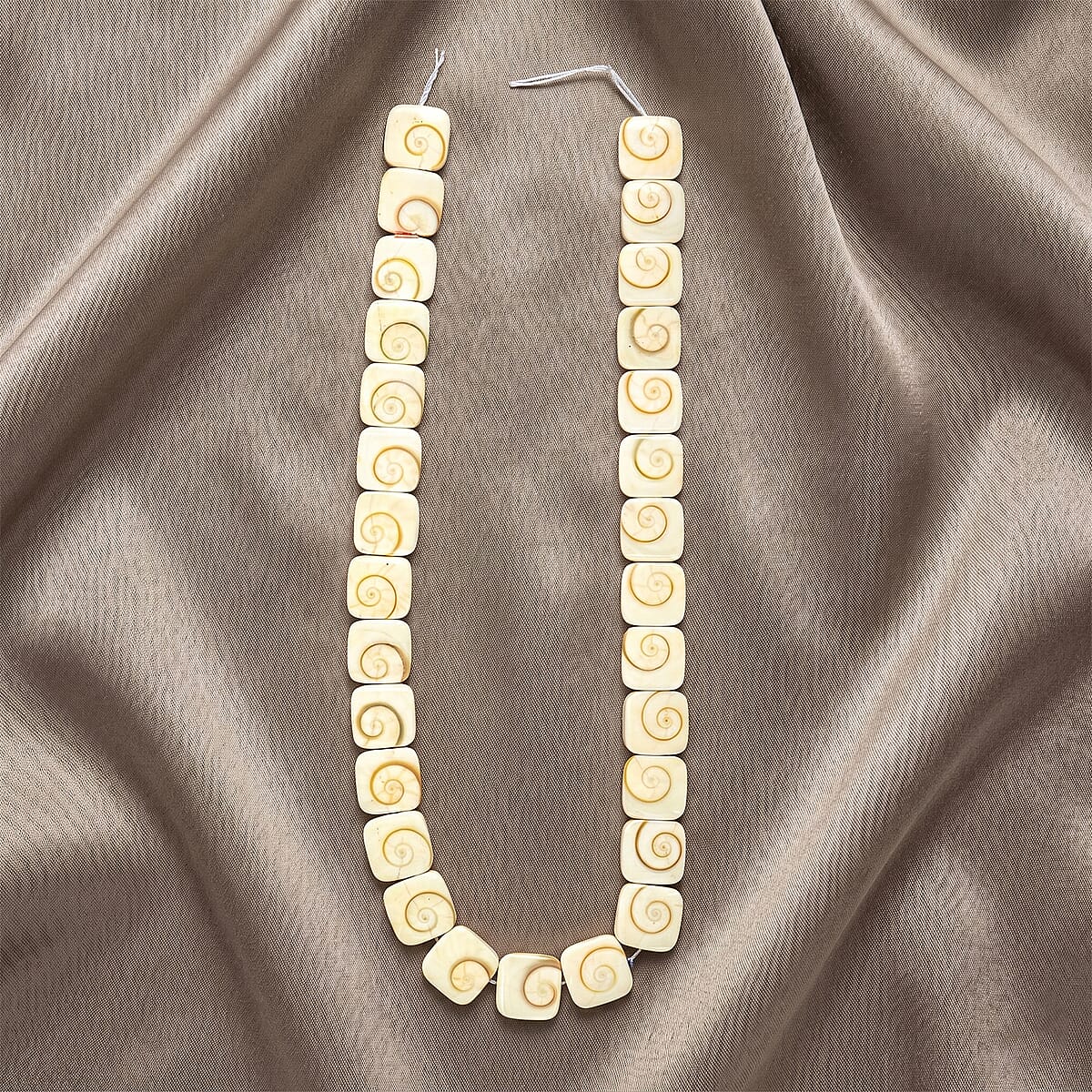 GCS Square Silver Mouth Sheel Beaded Strand (16 Inches) image number 1