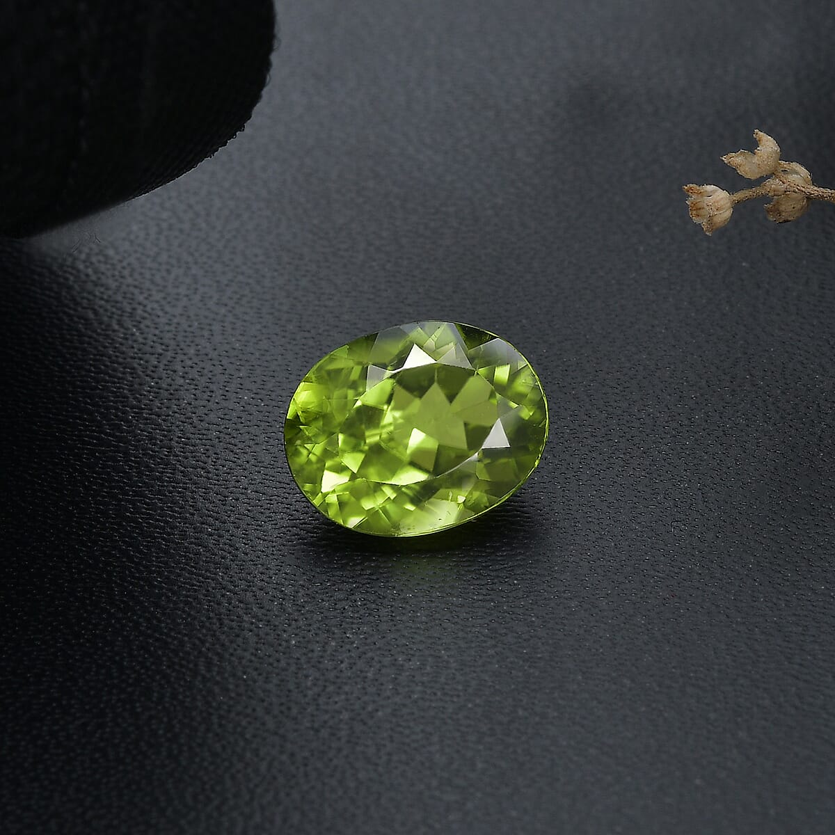 Hebei Peridot (Ovl 10x8 mm) (Ships in 12-15 Days) 2.98 ctw image number 1