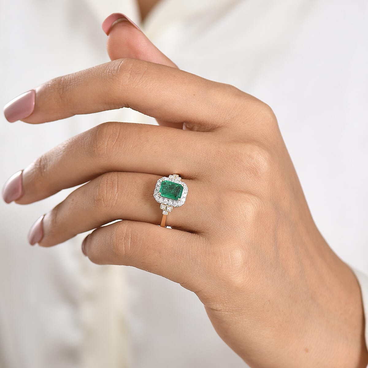 Certified & Appraised Luxoro AAA Kagem Zambian Emerald and Diamond I2 2.00 ctw Ring in 10K Yellow Gold (Size   6.0) image number 2