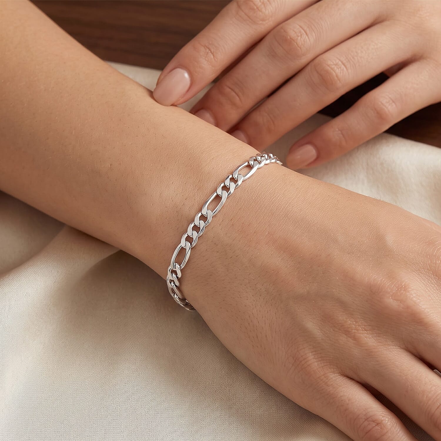 4.5mm Figaro Super Flat Chain Bracelet in Sterling Silver (7.50 In) 3.90 Grams