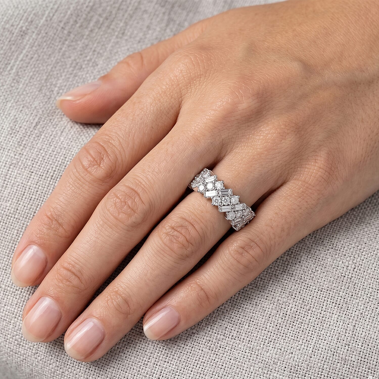 Luxuriant Lab Grown Diamond G VS 1.10 ctw Band Ring in Rhodium Over Sterling Silver (Size 6.0)