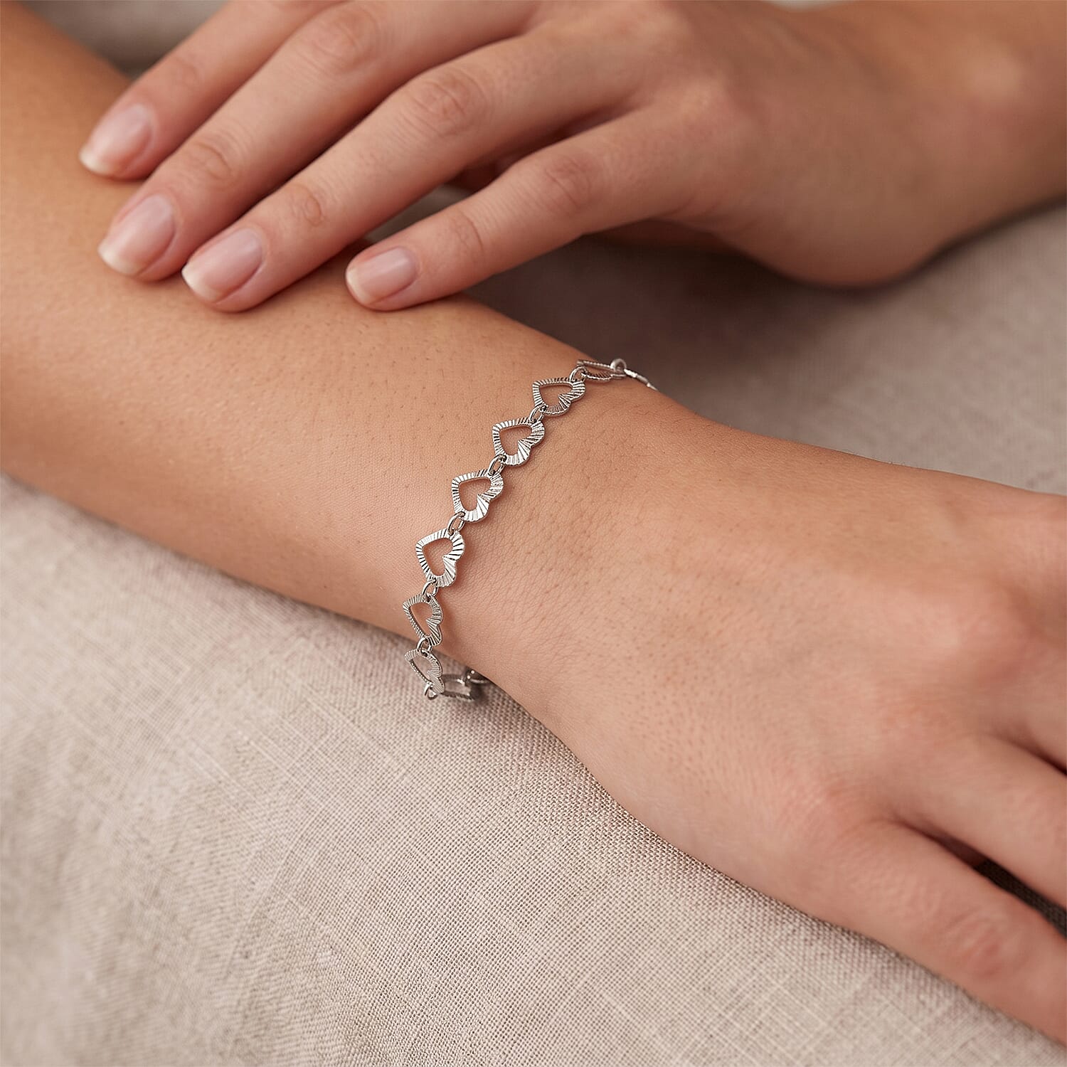 Italian 0.6mm Arte Cuore Chain Bracelet in Rhodium Over Sterling Silver (7.00 In) 2.20 Grams