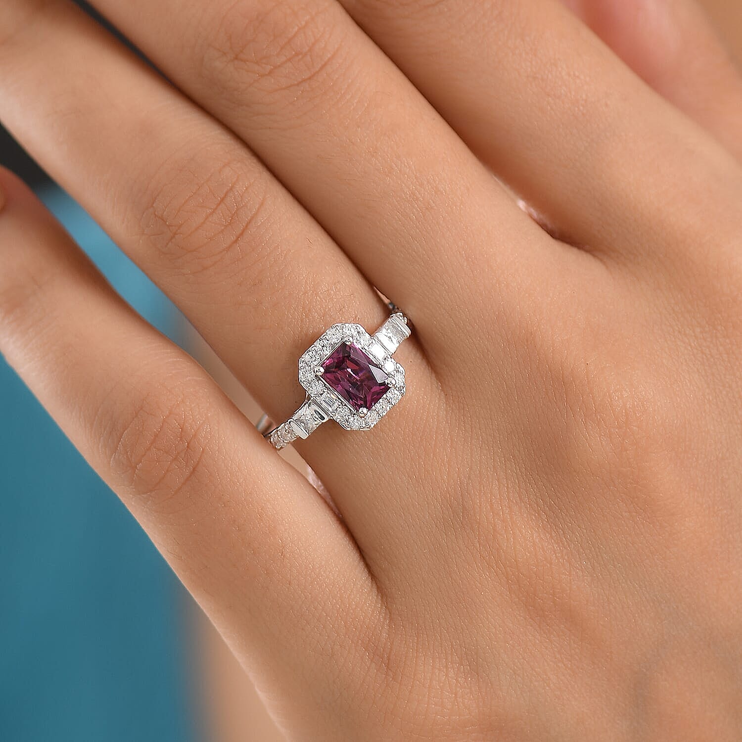 D'Joy Premium Usambara Color Change Garnet and Moissanite 1.75 ctw Ring in Rhodium Over Sterling Silver (Size 5.0)