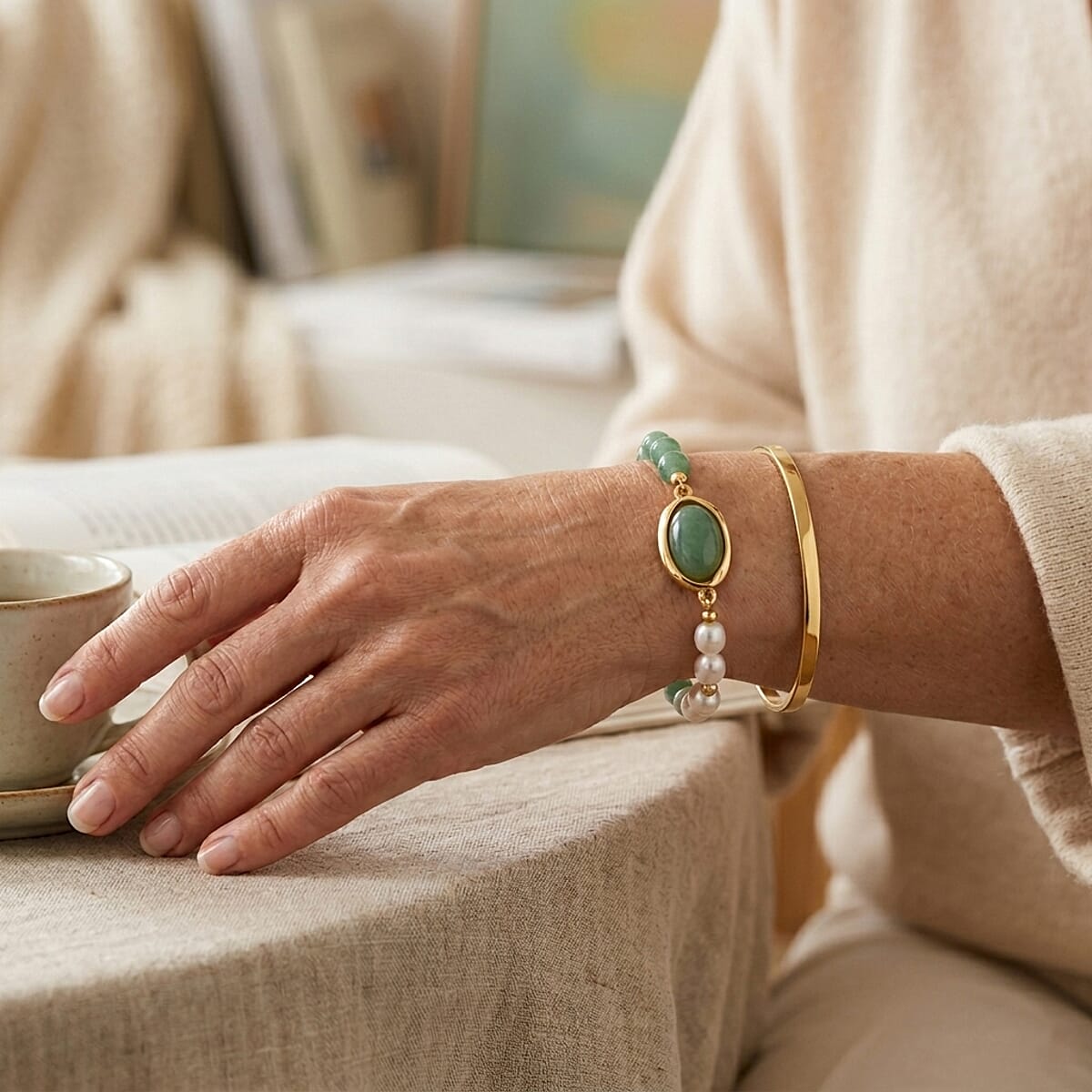 Freshwater Pearl, Green Aventurine 20.00 ctw Bracelet in Goldtone (6.5-7In) image number 2