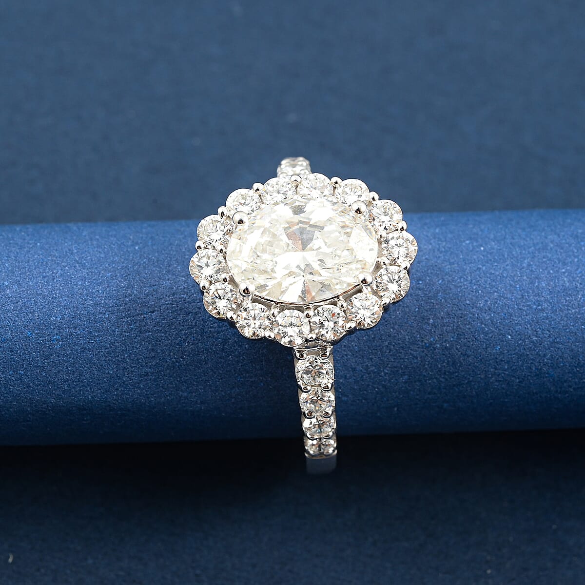 Luxuriant Lab Grown Diamond VS2 3.00 ctw Halo Ring in 14K White Gold (Size 5.0) 6.0 Grams image number 1