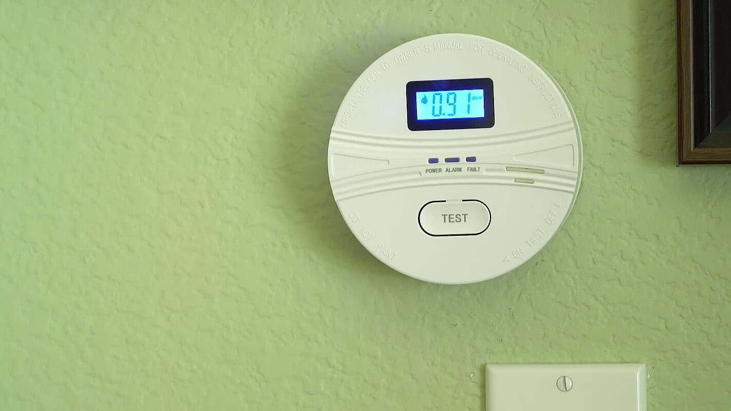 Livmore White Smoke & CO Combo Alarm Detector w/ Digital Display (Batterie Not Included)