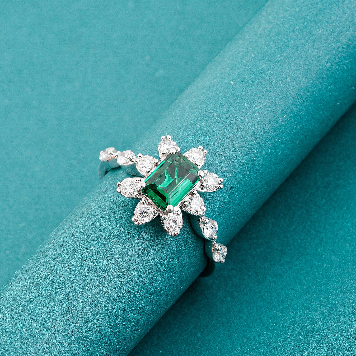 Lab Grown Emerald and Lab Grown Diamond SI1 1.40 ctw Starburst Collection Ring in Sterling Silver (Size 6.0)