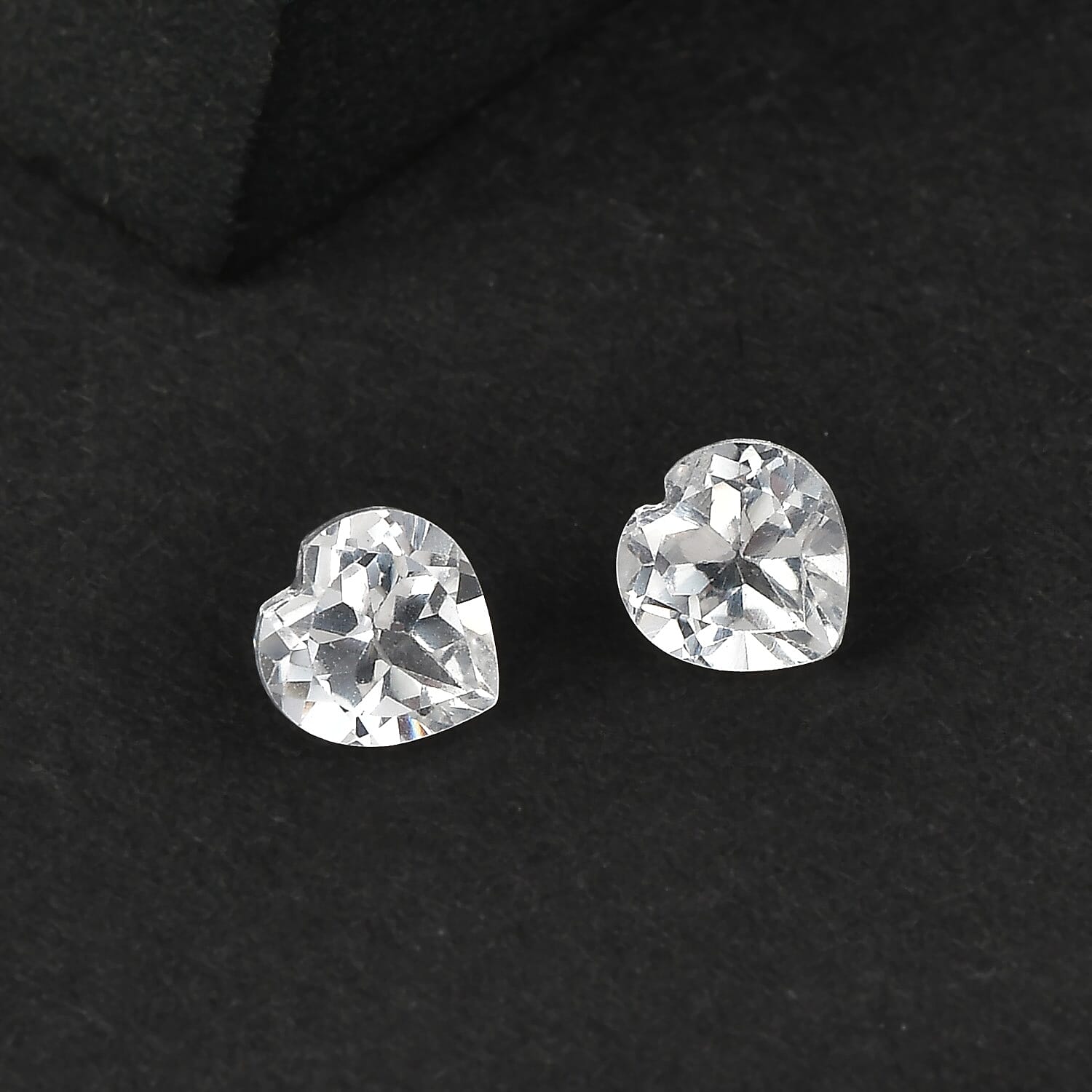 White Topaz (Hrt 4.5 mm) 0.74 ctw