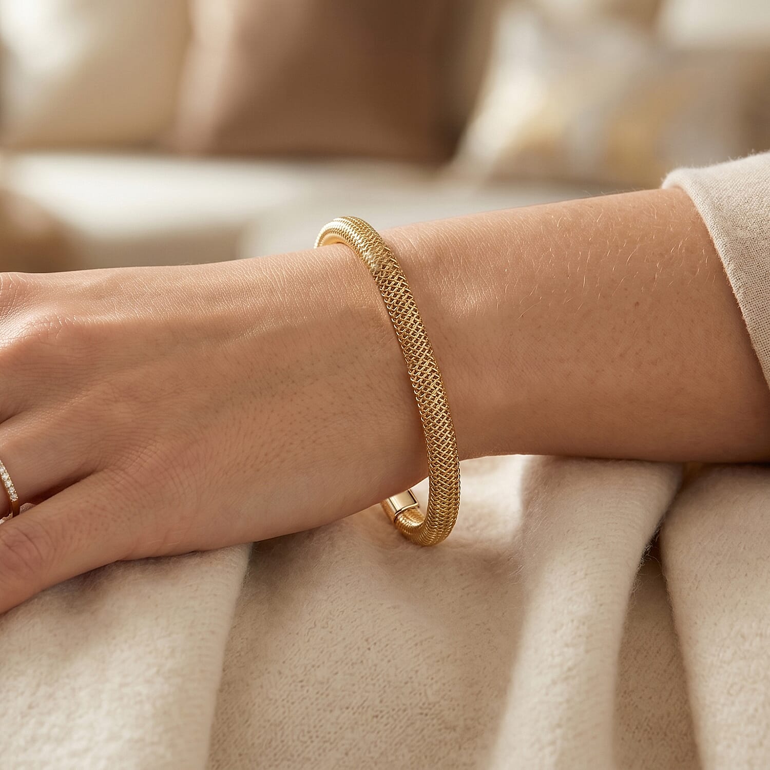 10K Yellow Gold Bangle Bracelet (7.25 In) (0.85 g)
