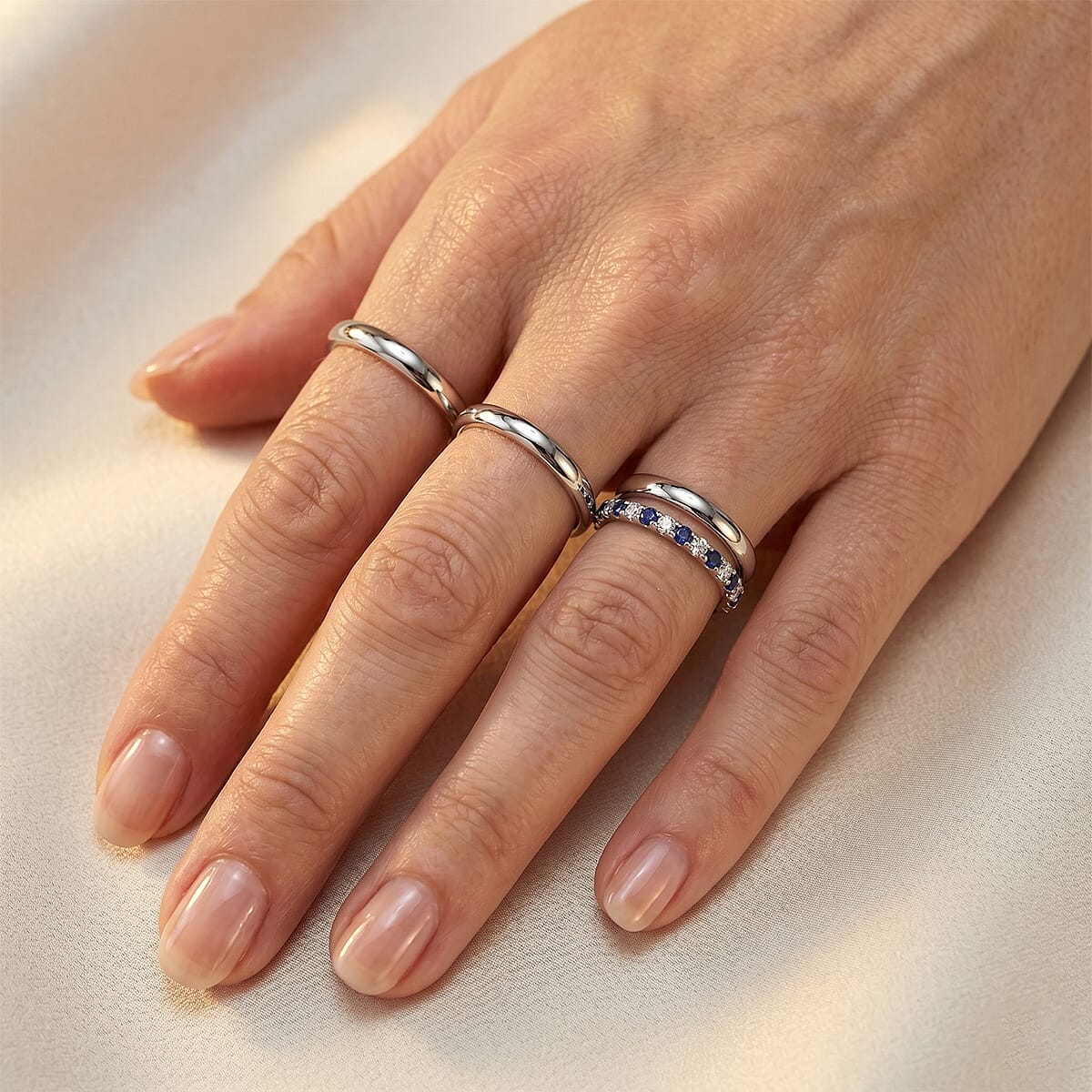 Tanzanite and White Topaz 0.15 ctw Band Ring in Sterling Silver (Size 6.5) image number 2