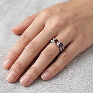 Mozambique Garnet and White Topaz 1.50 ctw Band Ring in Sterling Silver (Size 7.0)