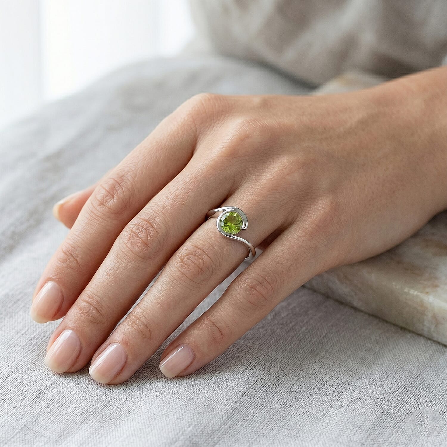 Hebei Peridot 0.80 ctw Solitaire Ring in Sterling Silver (Size 8.0)