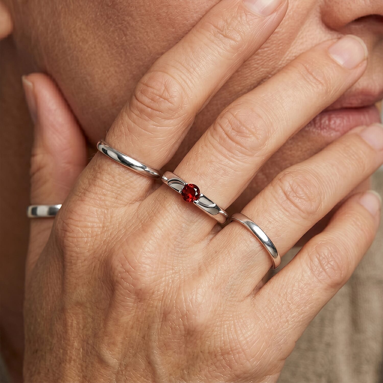 Red Garnet 0.12 ctw Solitaire Ring in Sterling Silver (Size 10.0)