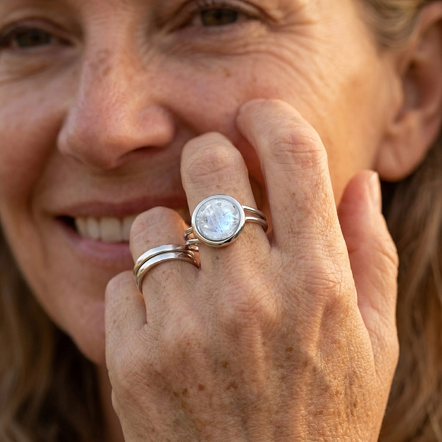 White Moonstone 1.70 ctw Solitaire Ring in Sterling Silver (Size 8.0)