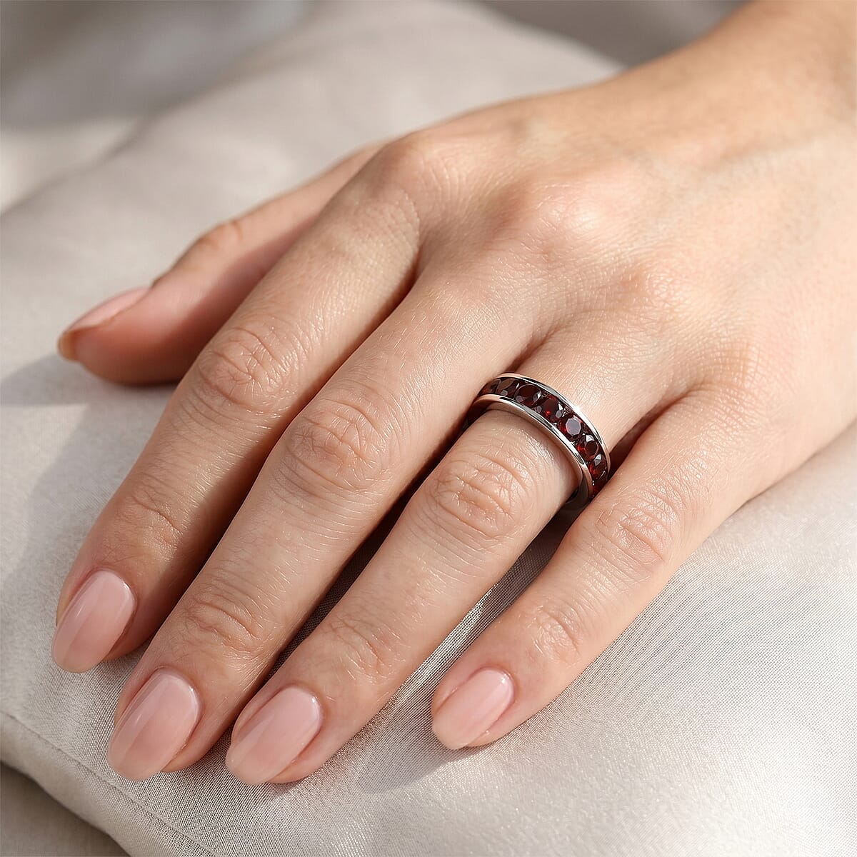 Mozambique Garnet 0.75 ctw Ring in Sterling Silver (Size 7.0) image number 1
