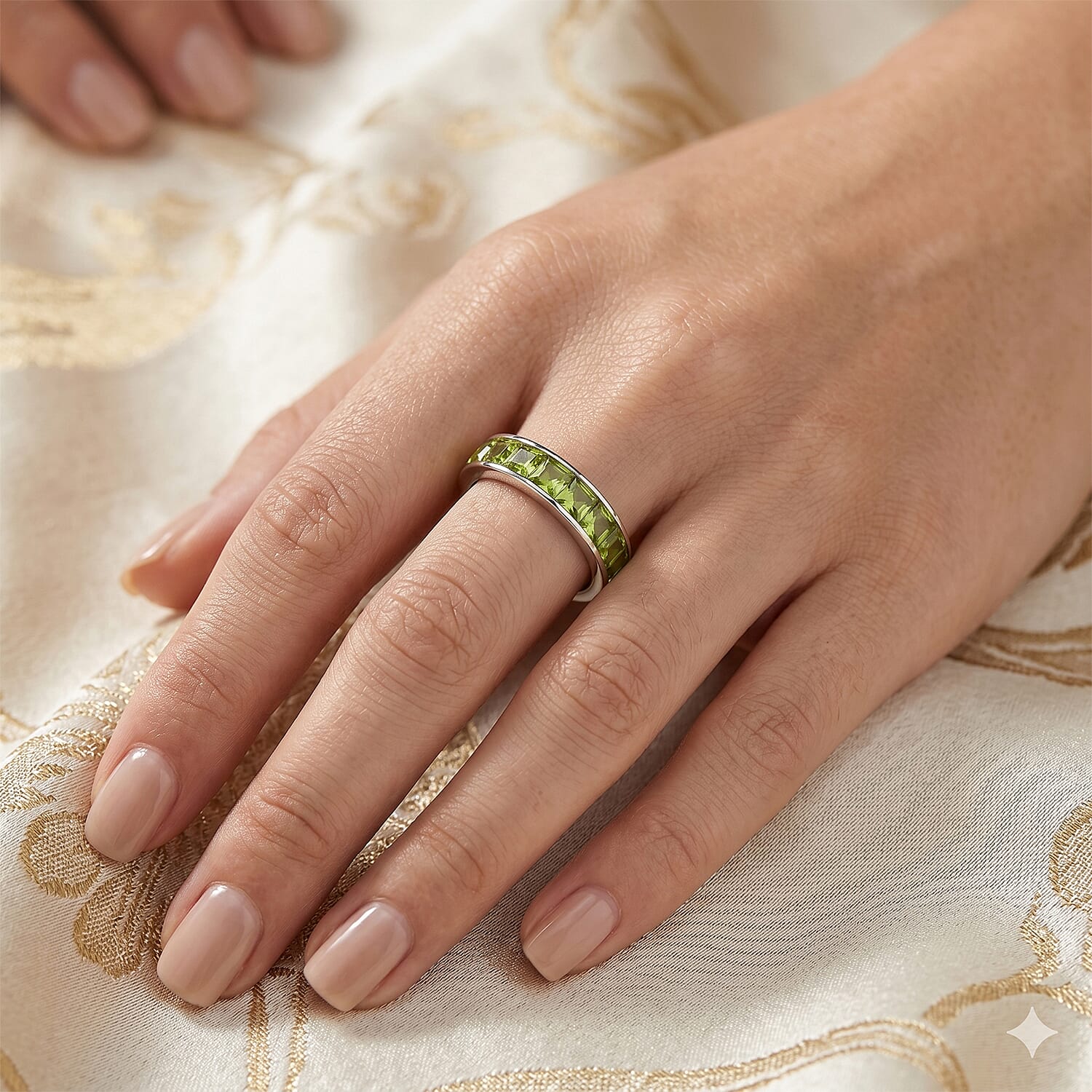 Hebei Peridot 0.65 ctw Ring in Sterling Silver (Size 7.0)