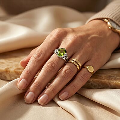 Peridot 1.30 ctw Oval Solitaire Ring in Sterling Silver (Size 5.0)
