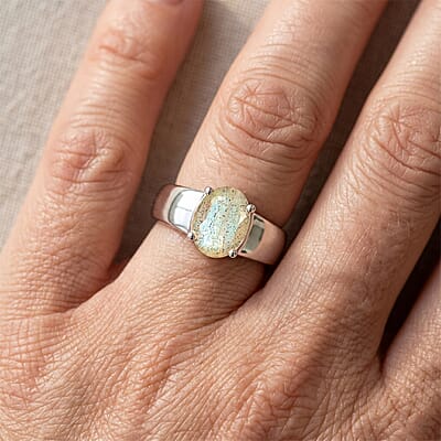 Labradorite 1.80 ctw Oval Solitaire Ring in Sterling Silver (Size 7.5)