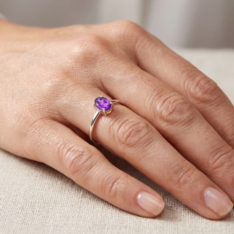Amethyst 0.15 ctw Oval Solitair Ring in Sterling Silver (Size 9.0)