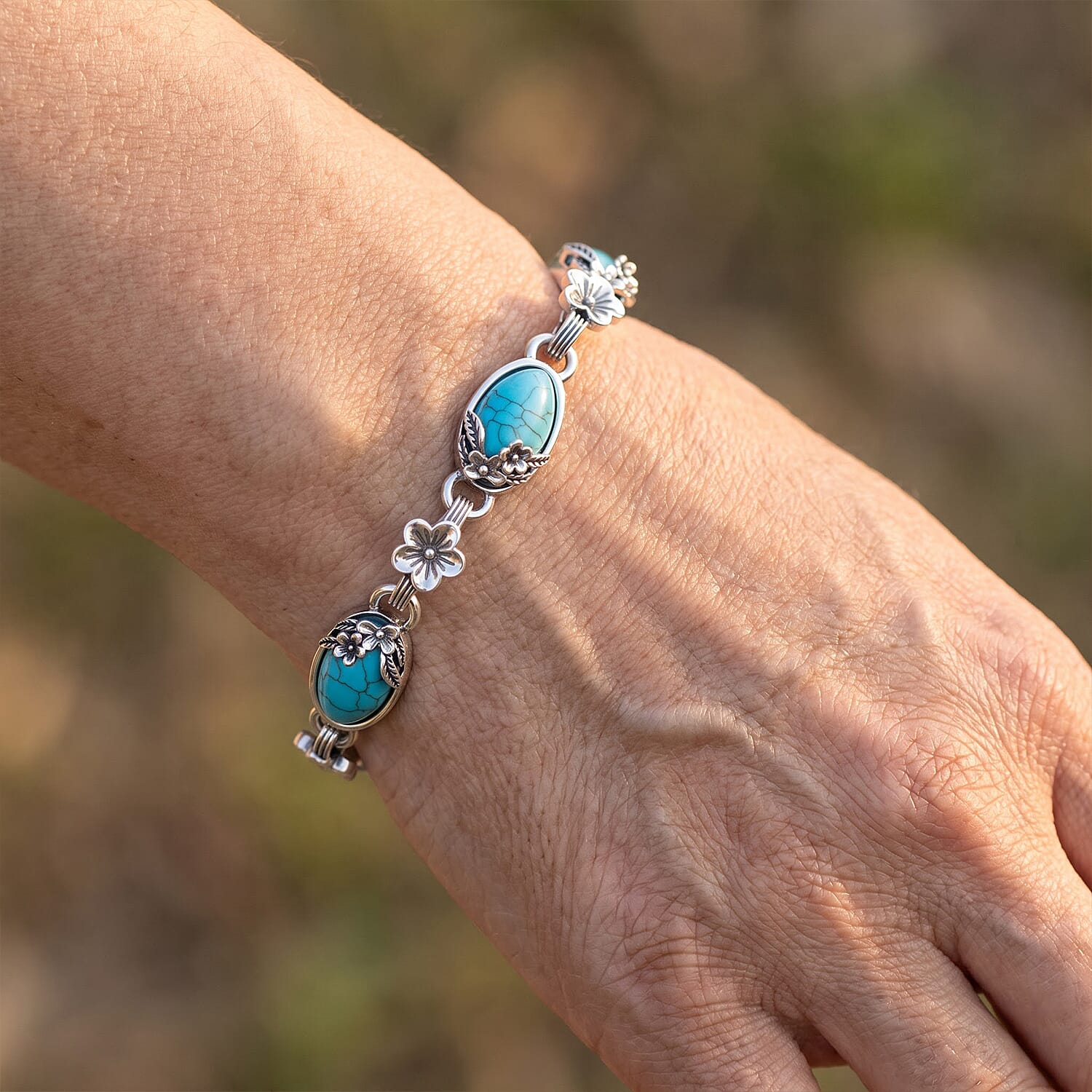 Blue Howlite 25.00 ctw Floral Bracelet in Silvertone (7.50-9.25In)