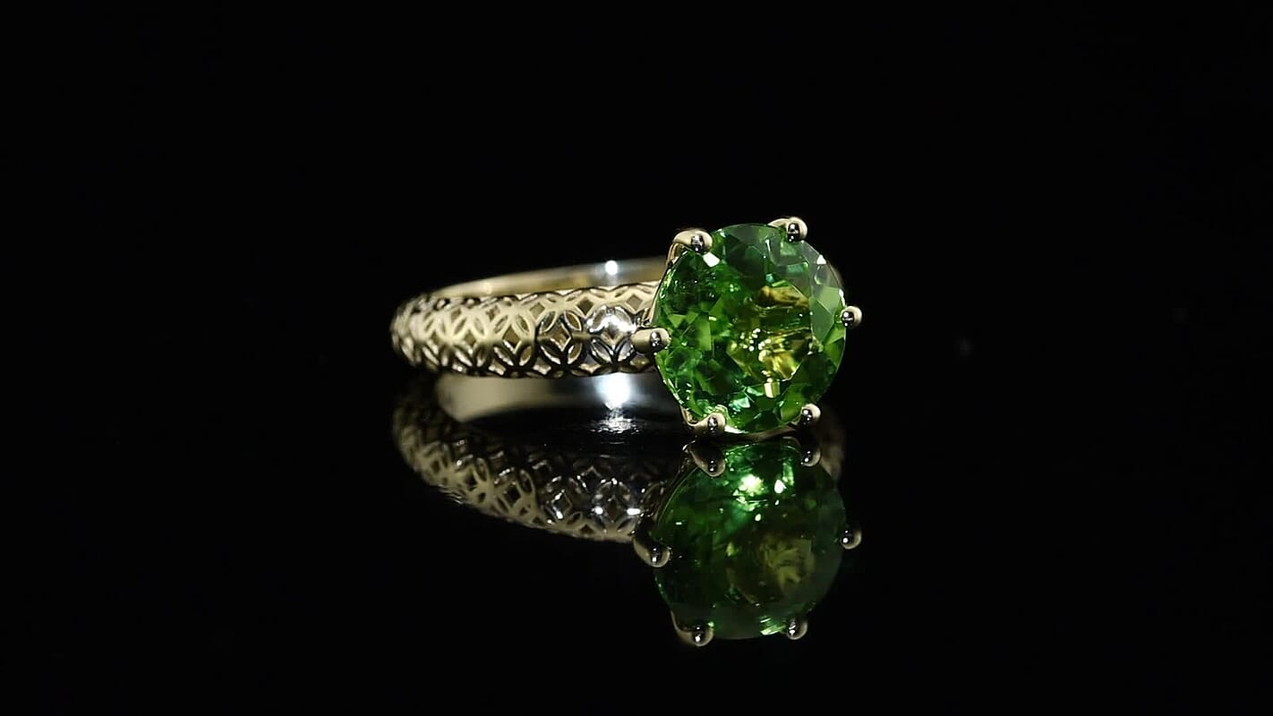 Premium Hebei Peridot 2.75 ctw Solitaire Ring in 10K Yellow Gold (Size 10.0)