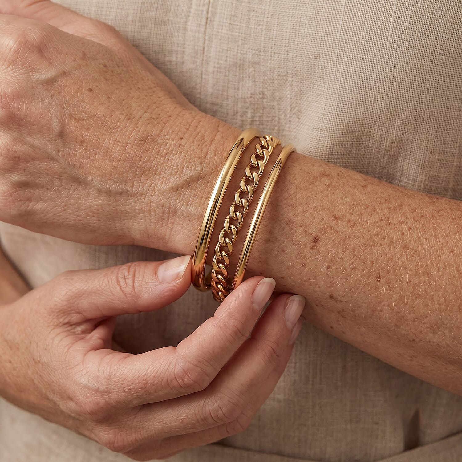 Cuban Chain Bracelet in ION Plated YG Stainless Steel (7.50-9.50In)