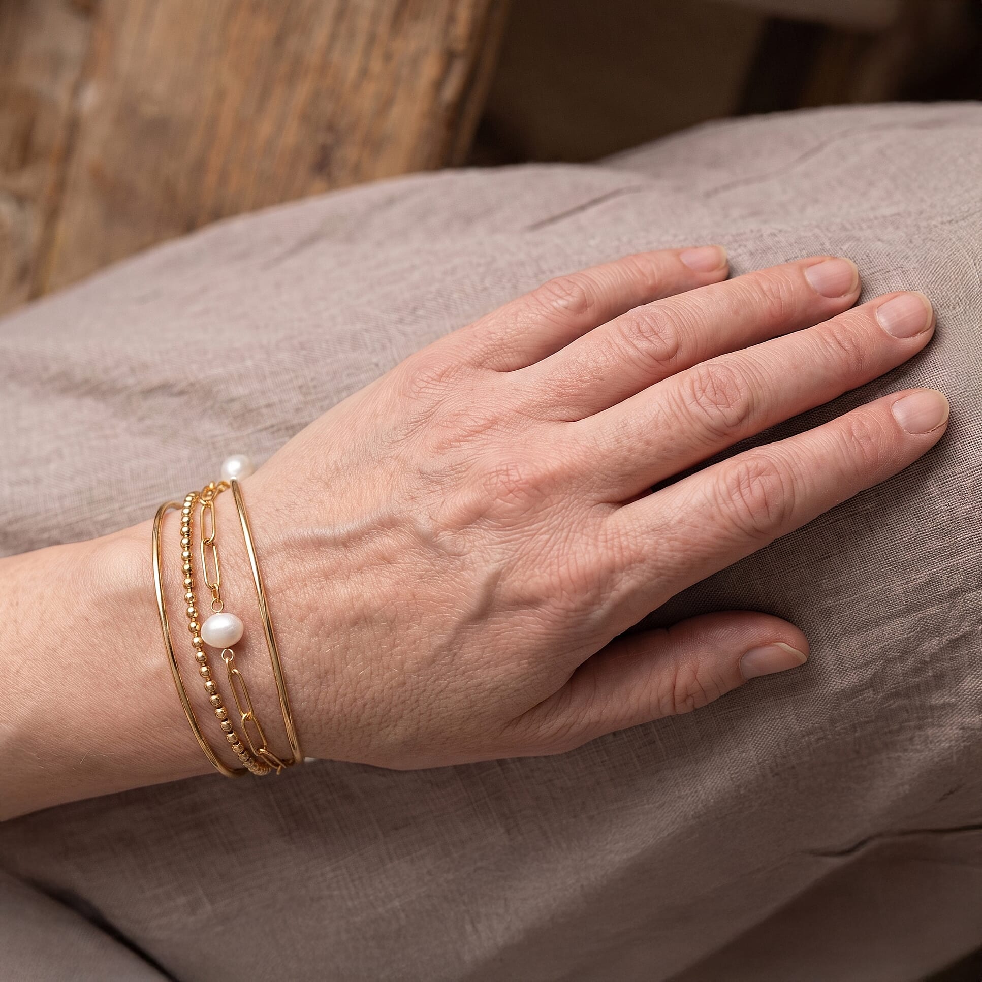 White Shell Pearl Bracelet in ION Plated YG Stainless Steel (7.50-9.50In)