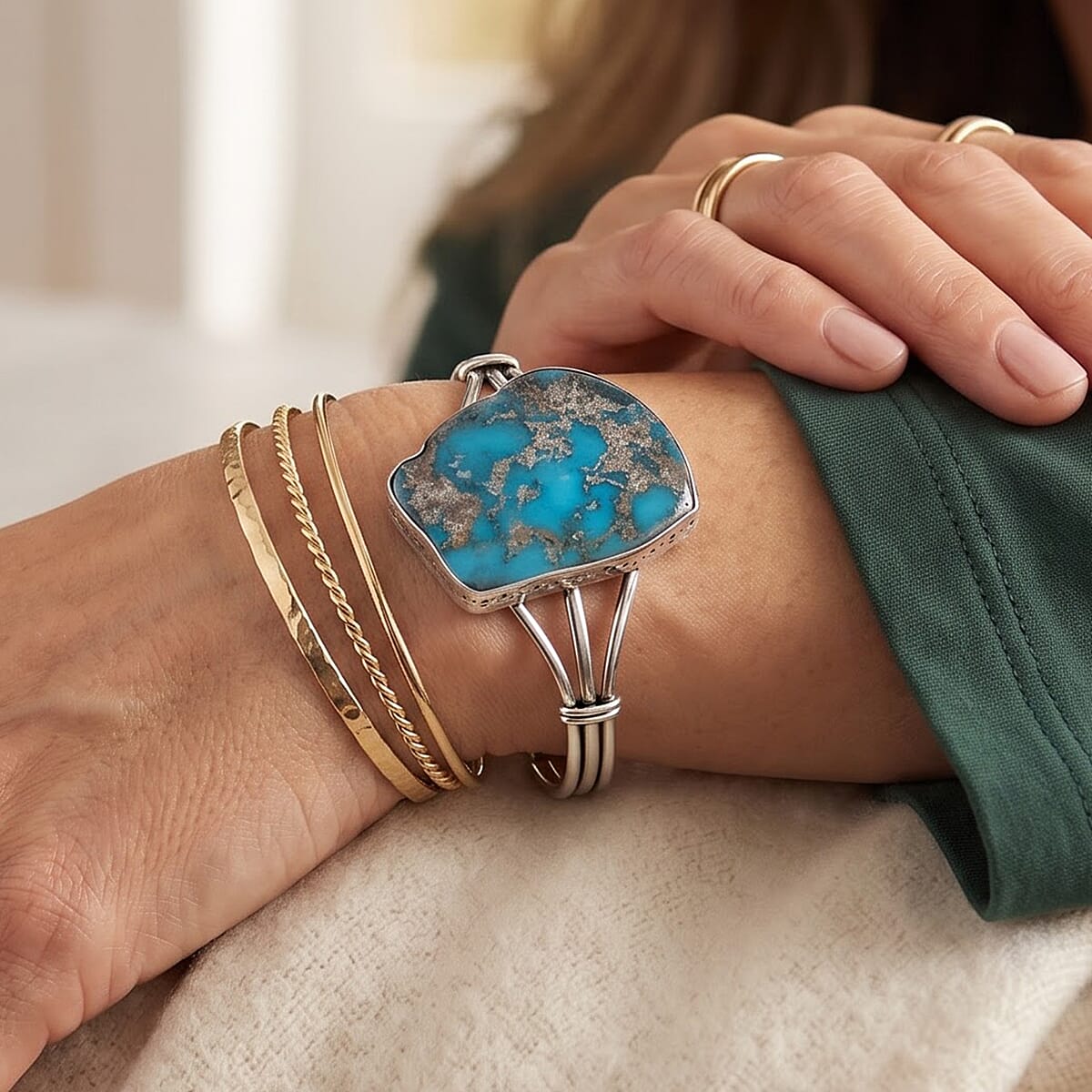 D'Joy Artisan Crafted Royal Hubei Blue Turquoise 61.50 ctw Southwest Style Cuff Bracelet in Sterling Silver (7.25 In)
