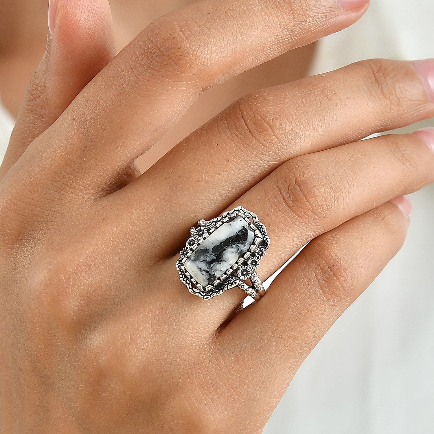 D'Joy Artisan Crafted Premium White Buffalo 6.15 ctw Desert Serpent Ring in Sterling Silver (Size 6.0)
