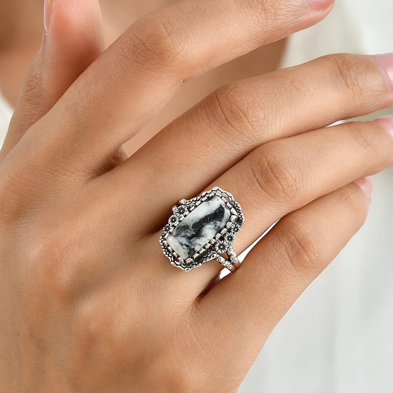 D'Joy Artisan Crafted Premium White Buffalo 6.15 ctw Desert Serpent Ring in Sterling Silver (Size 6.0)
