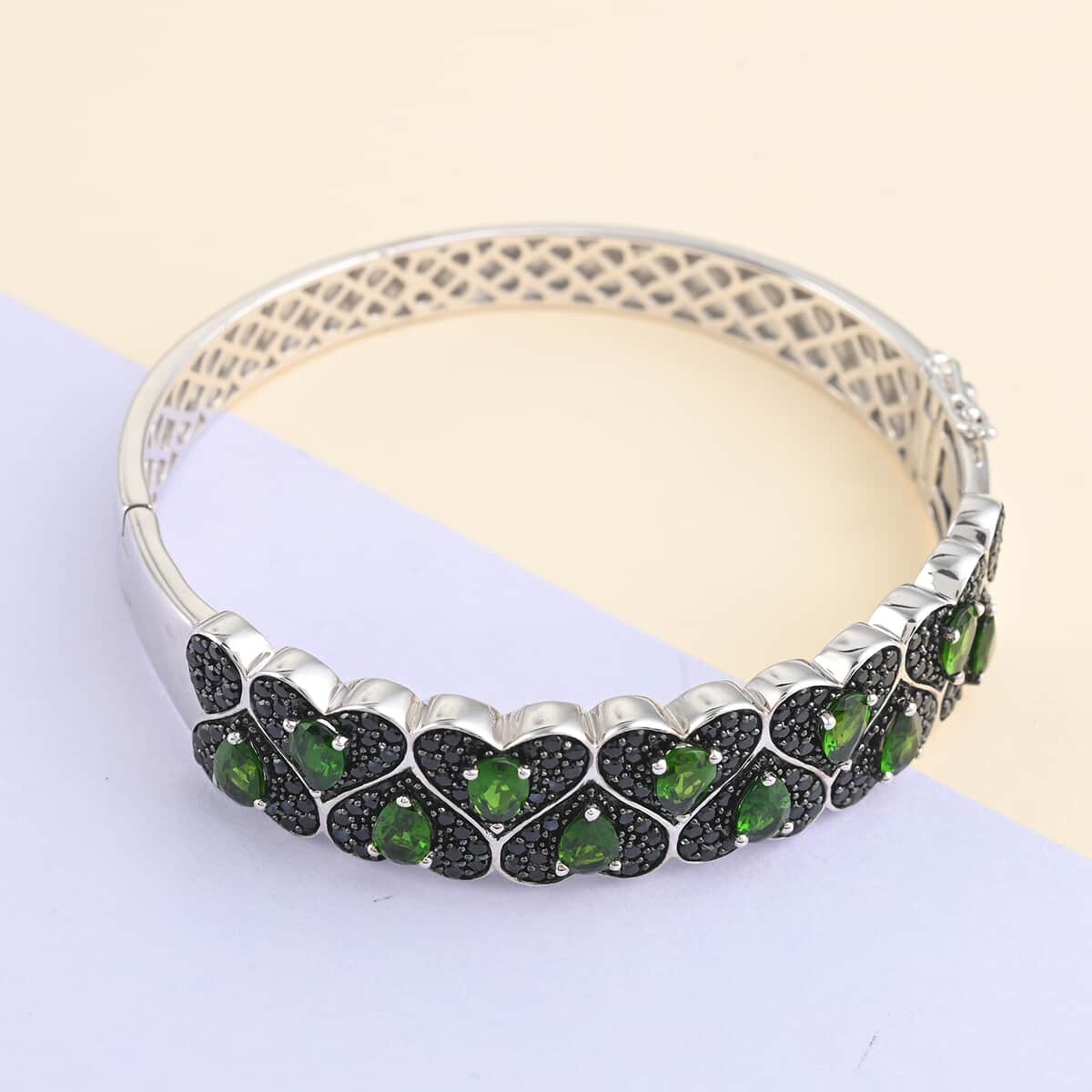 Chrome Diopside and Thai Black Spinel Multi Heart Bangle Bracelet in Sterling Silver (7.25 In) 7.30 ctw image number 1