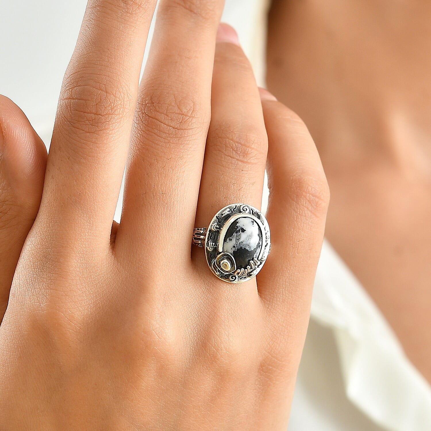 D'Joy Artisan Crafted Premium White Buffalo 6.25 ctw Desert Cowboy Ring in Sterling Silver (Size 7.0)