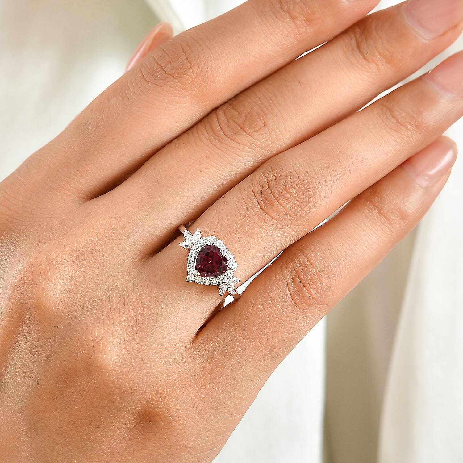D'Joy Premium Usambara Color Change Garnet and Moissanite 2.00 ctw Ring in Rhodium Over Sterling Silver (Size 6.0)