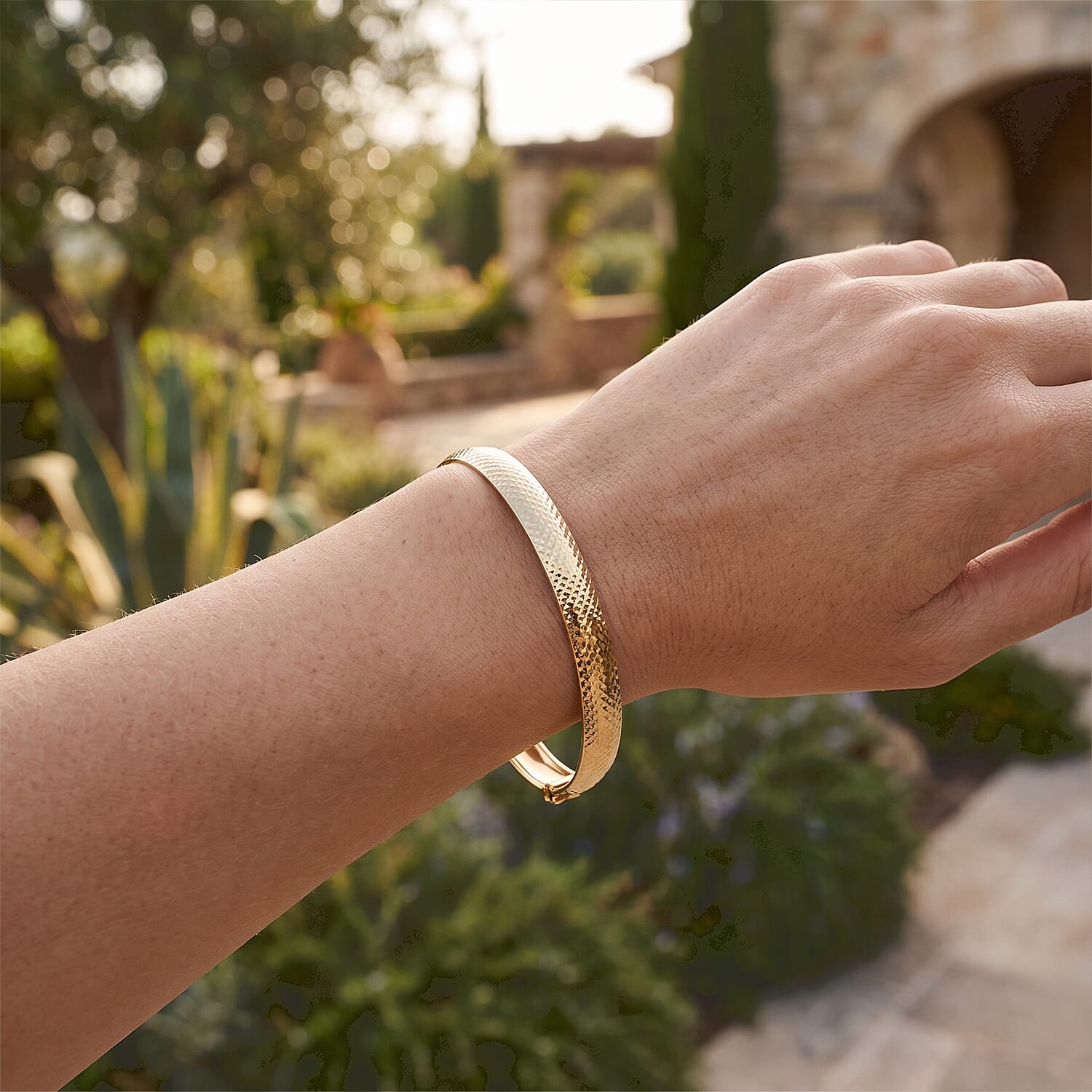 Doorbuster Luxoro Diamond-cut Bangle Bracelet in 10K Yellow Gold (7.25 In) 4.65 Grams