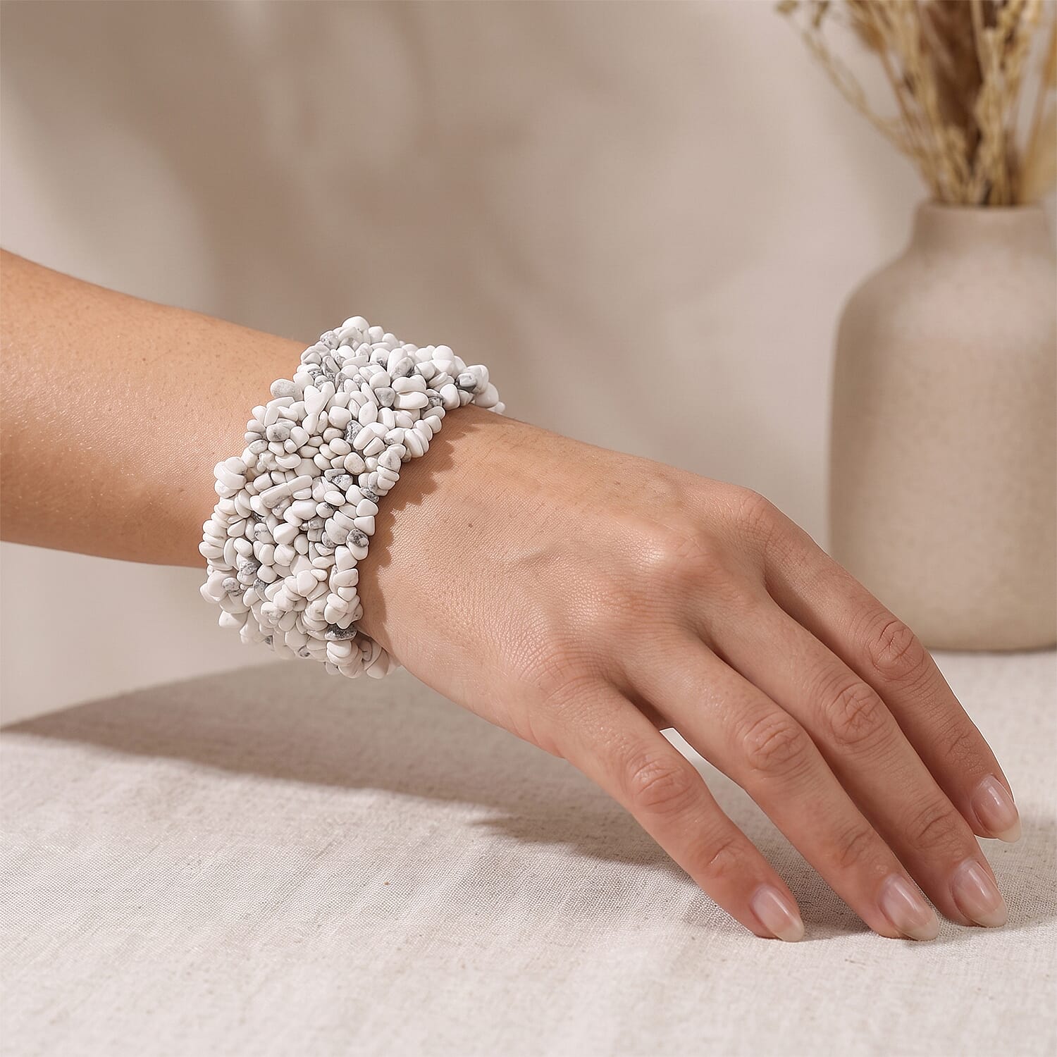White Howlite 318.40 ctw Chips Stretch Bracelet (6.0-8.0In)