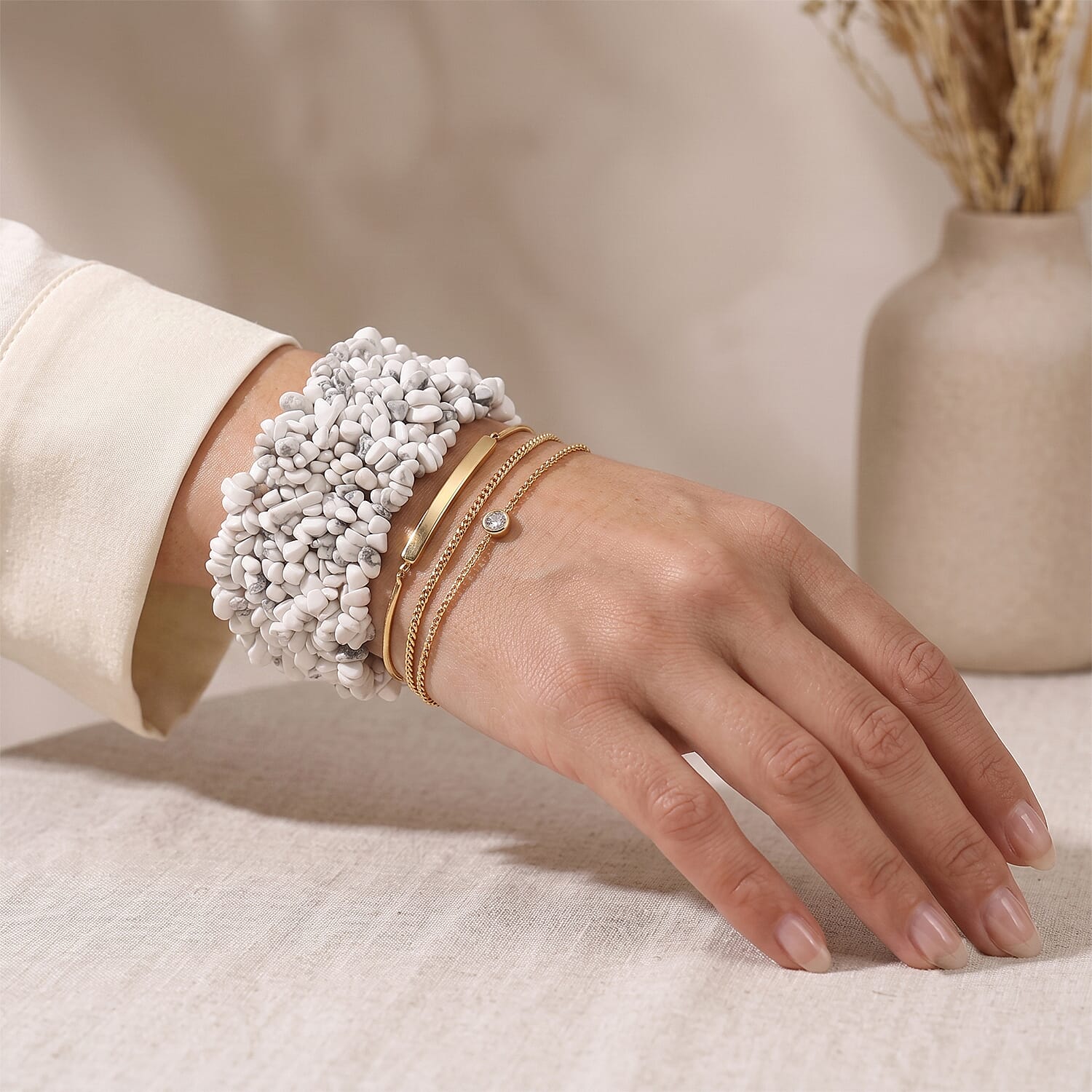 White Howlite 318.40 ctw Chips Stretch Bracelet (6.0-8.0In)
