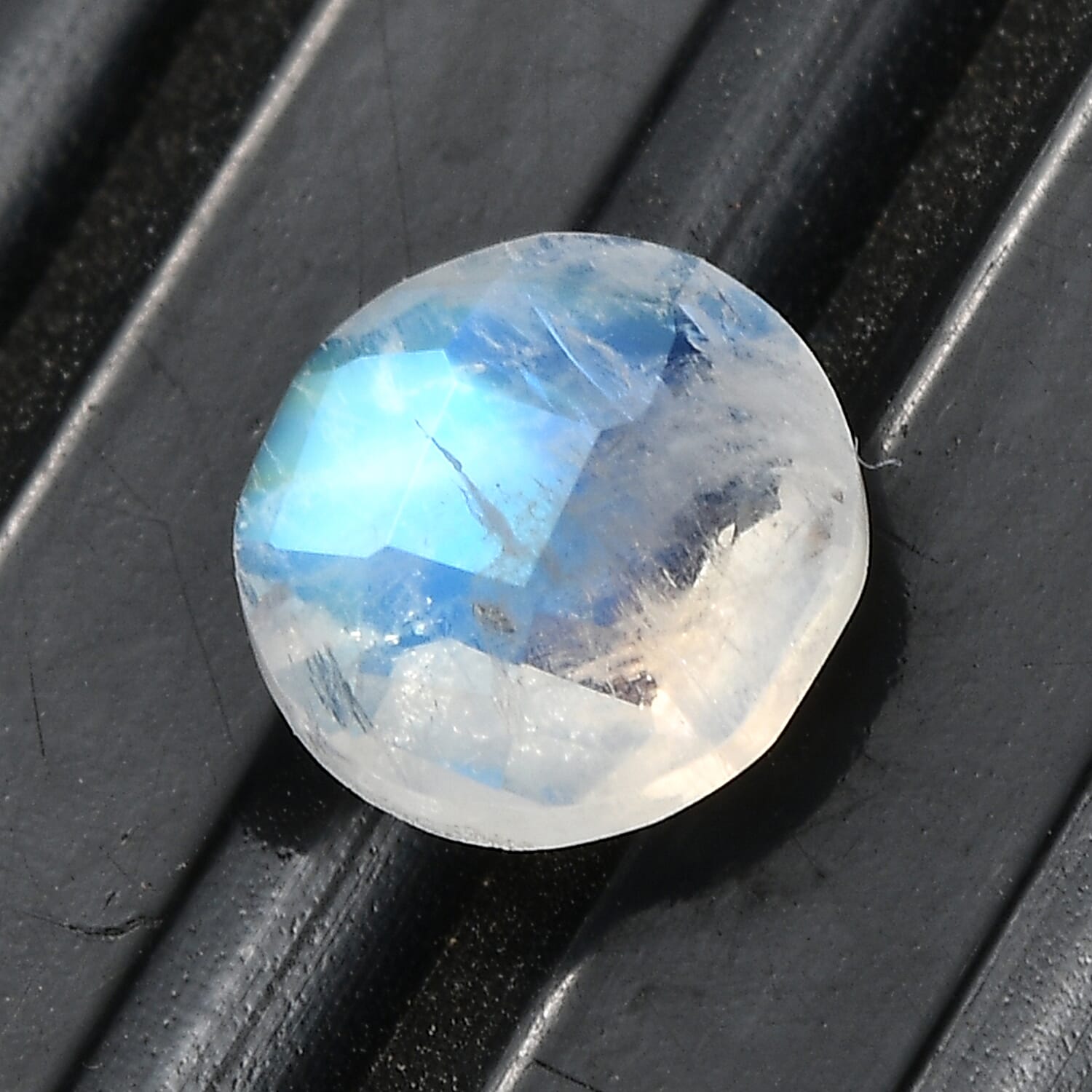 AA Rainbow Moonstone (Rnd 6 mm) 0.59 ctw